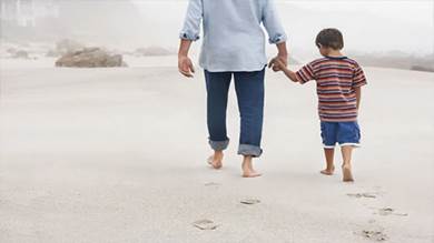 "الأيام" تستطلع آراء الناس في عدن حول علاقة الآباء بأبنائهم